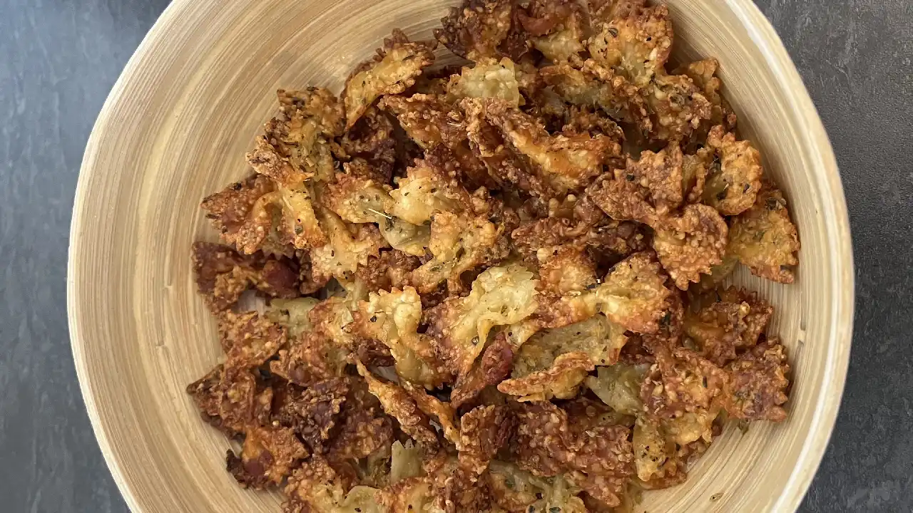 Chips de pâtes au Air Fryer dans un beau bol en bois