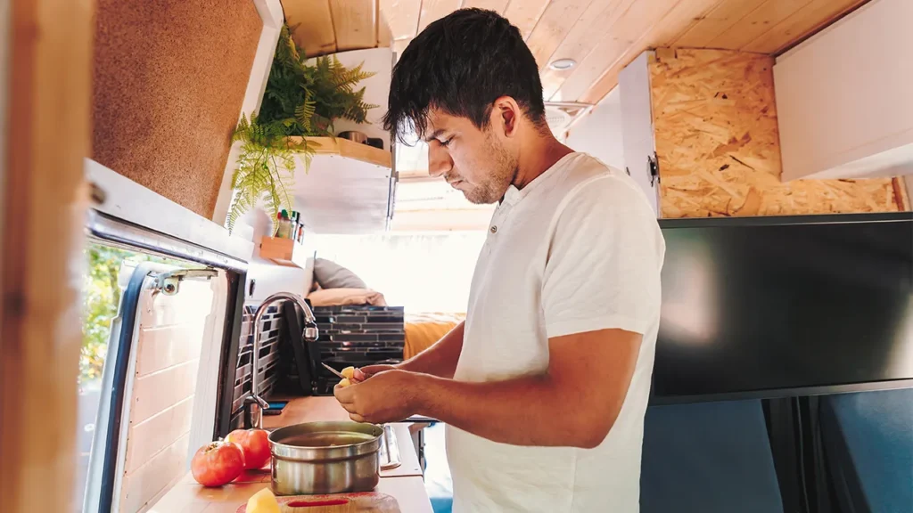 preparation-cuisine-air-fryer-camping-car